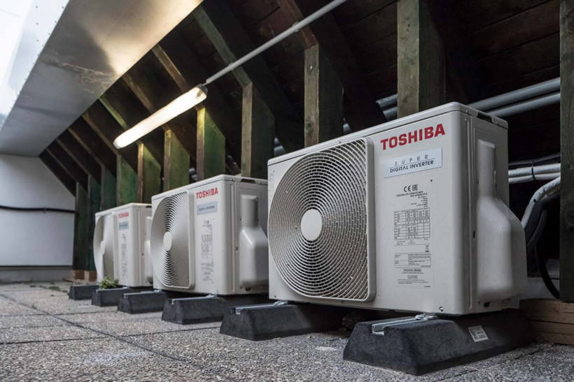 Venkovní jednotky Toshiba Super Digital Inverter na střeše
